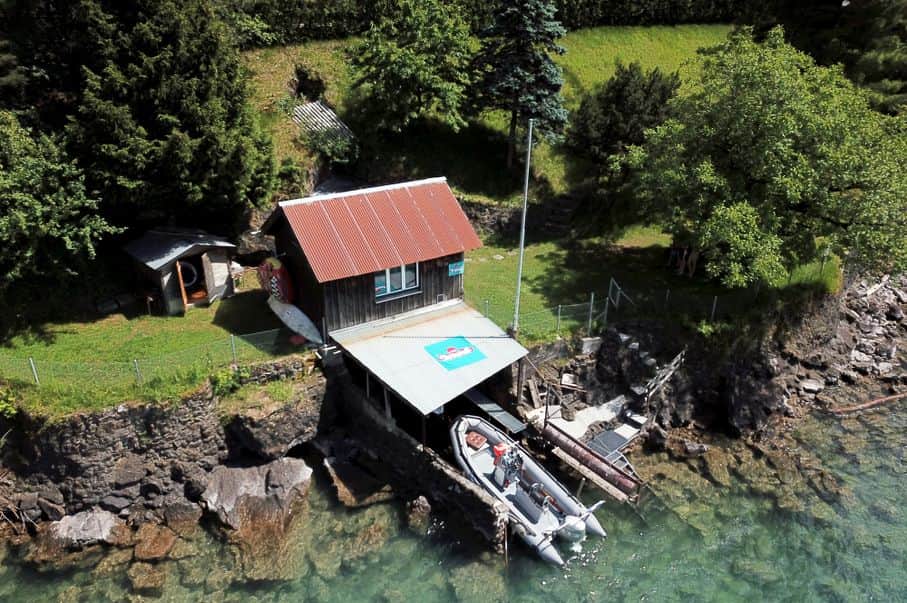 Blick auf Clubgelände mit Boot aus der Vogelperspektive.