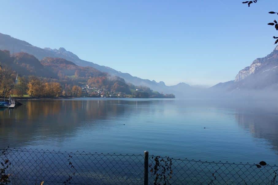 Blick über den See bei schöner Herbststimmung